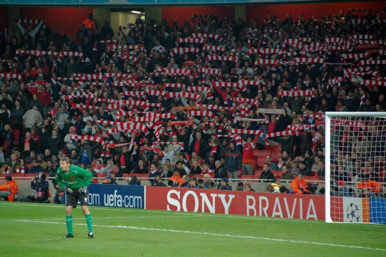 Slavia Prahan faniryhmä hyökkäsi Glen Kamaraa vastaan rasistisella bannerilla