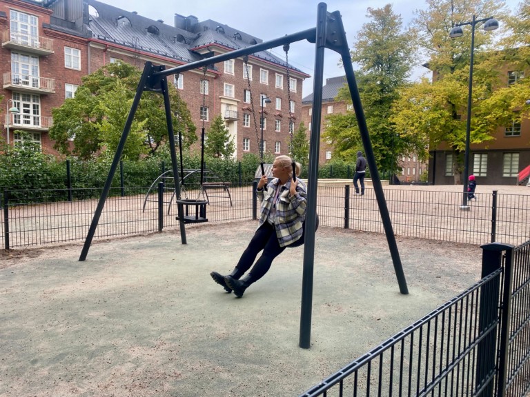 Päämäärätietoisesti kohti unelmia – Aino Leskinen pääsi jo nuorena töihin koulumaailmaan