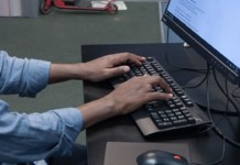 Digituki maahanmuuttajille alkoi Kontulan kirjastossa lokakuussa Kädet näppäimistöllä