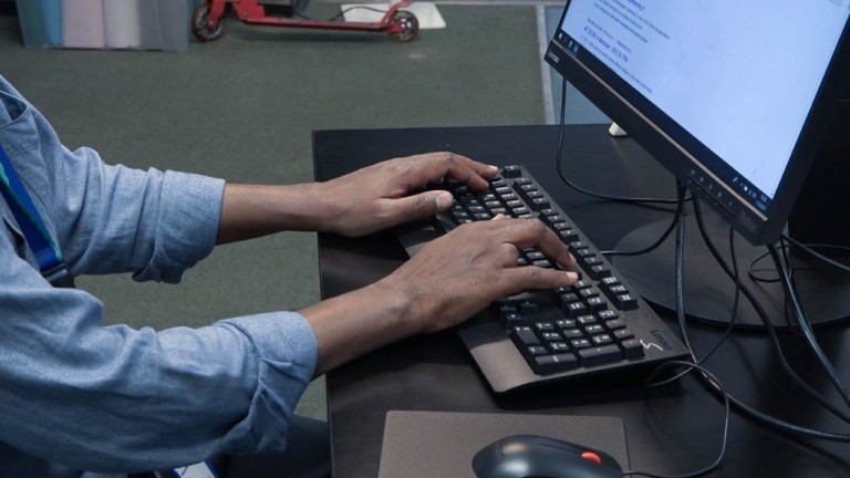 Digituki maahanmuuttajille alkoi Kontulan kirjastossa lokakuussa