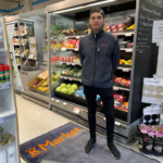 roope viinirypäleiden edessä