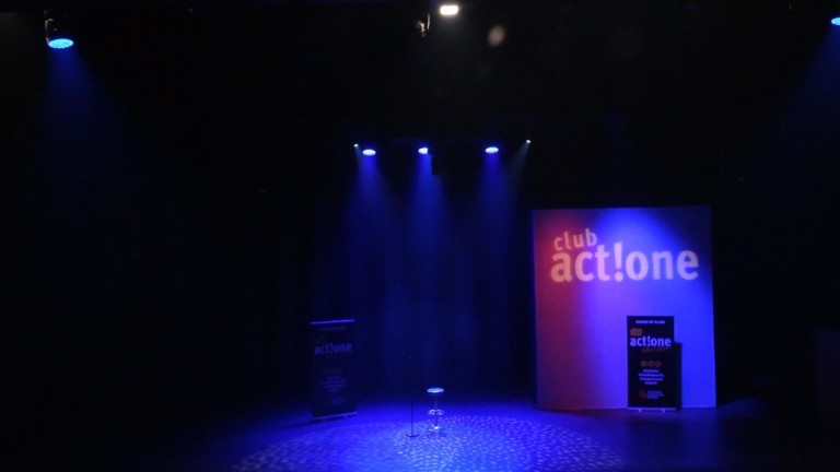 Kokoontumisrajoituksia purettiin – stand up-komedia palasi Pasilaan