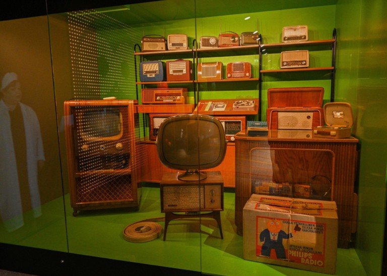 Radio- ja tv-museo Mastola tarjoaa kävijöille hypyn vuosikymmenien taakse media-alalla kahdesta kerroksesta.