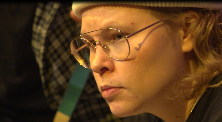 Ammattiesittely: Jenni käy yhteiskunnallista keskustelua teatterin keinoin