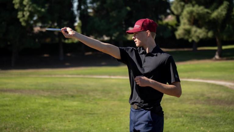 Frisbeegolfin ammattilaiskiertueen avauskilpailussa suomalaisväriä – ”Heittämisestä se ei jääny kii”