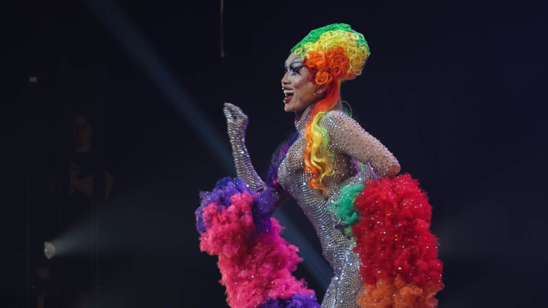 ”Jos olisimme Amerikassa, minua olisi jo ammuttu” – Betty Fvck on drag queen, tuottaja ja eduskuntavaaliehdokas