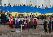 Ukrainan itsenäisyyspäivä täytti Helsingin keskustan auringonkukilla