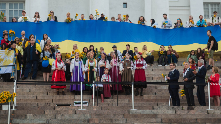 Ukrainan itsenäisyyspäivä täytti Helsingin keskustan auringonkukilla