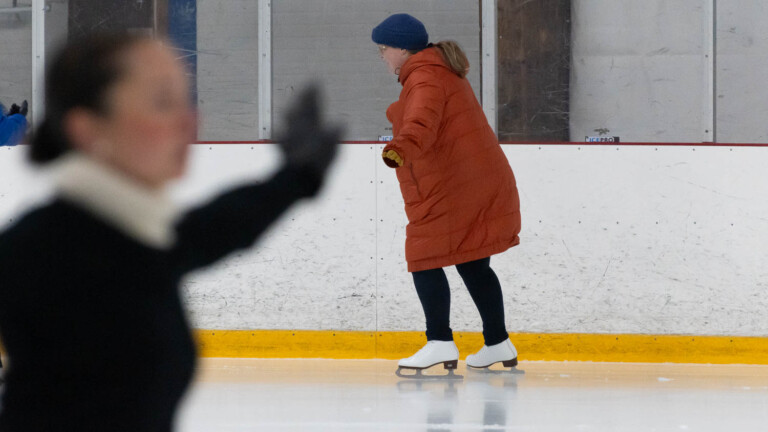 Aikuisten taitoluistelussa pääsee nauttimaan vauhdin hurmasta
