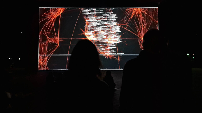 Japanilaisen säveltäjän ja taiteilija Ryoji Ikedan taidenäyttely ensi kertaa Suomessa