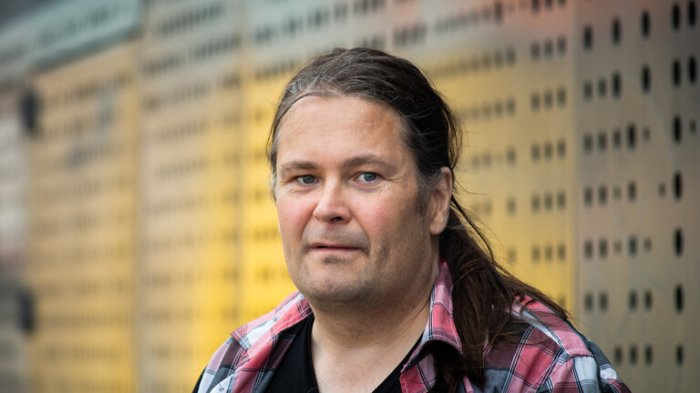 Jani Saxell haluaa herätellä lukijoita dystopioillaan