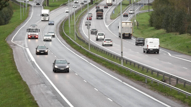 Renkaidenvaihtosesonki alkaa – asiantuntija neuvoo vaihtamaan ennen ruuhkia
