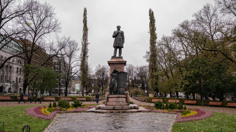 Esplanadin puiston historiaa voi ihailla myös syksyisemmällä säällä