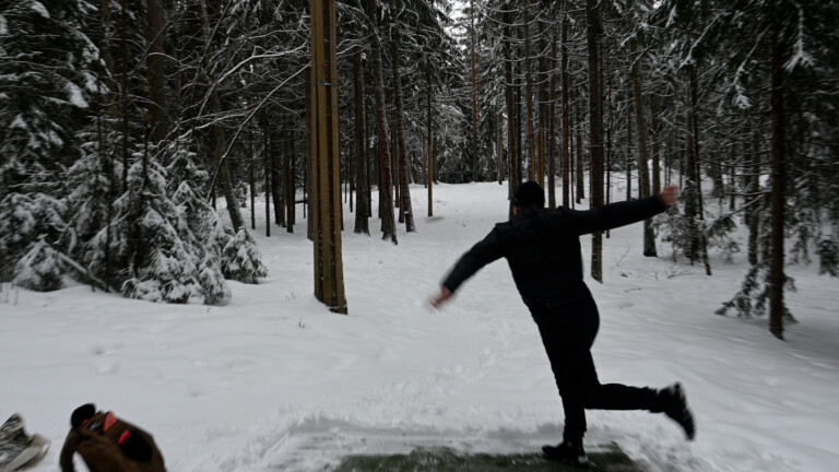 Frisbeegolfia voi pelata myös talvella