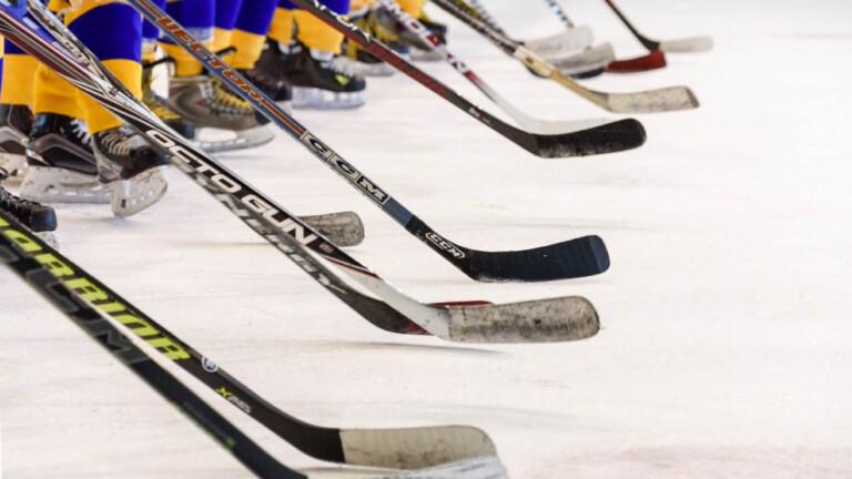 Mestis pyyhkii Liigalla lattiaa