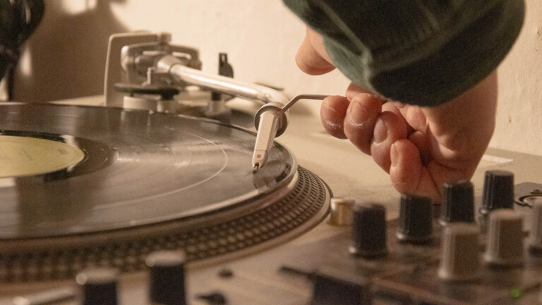 Tässäkö Suomen DJ Shadow? Mikko Niemelä omistaa 3000 vinyylilevyä ja loppua keräilylle ei näy