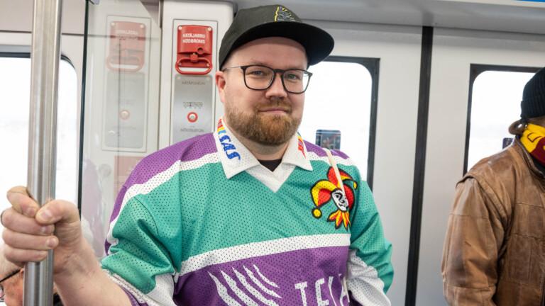 Jokereiden kannattajat täyttivät metron punakeltaisin värein