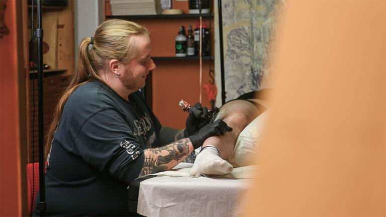 ”Tatuointien tekeminen on jatkuvaa lohikäärmeen jahtaamista”