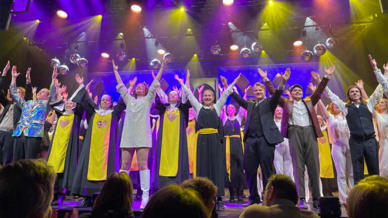 Nunnia ja konnia -lukiolaismusikaali säihkyy ja svengaa vakuuttavasti